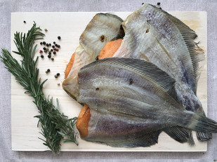 Рыцарское мясо говядины: Камбала камчатская вяленая с икрой