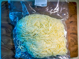 Фрайчизы со вкусом салями (100 гр.): Сырный продукт ФЕРМЕРСКИЙ паутинка белая